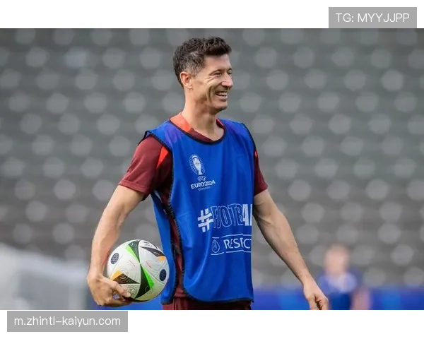 卡尼乔夫斯基前场逼抢积极 波兰前锋防守贡献突出